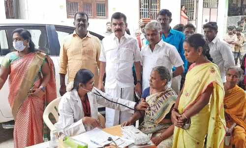 சிறுவர்களுக்கு காய்ச்சல் பாதிப்பு : மாநகராட்சி சார்பில்  டவுனில் மருத்துவ முகாம்-மேயர் தொடங்கி வைத்தார்