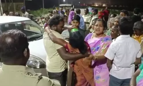 நாட்டறம்பள்ளி அருகே இளம்பெண் மர்மமரணம்- பிணத்துடன் உறவினர்கள் மறியல்