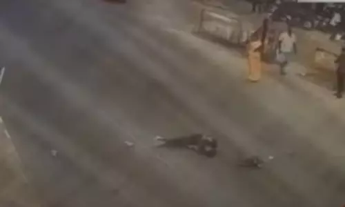 சாலையை கடக்கும்போது அதிவேகமாக மோதிய பைக்- சுருண்டு விழுந்த காவலர்