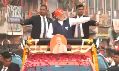 3 மணி நேரத்தில் 50 கிமீ பயணம்... குஜராத்தில் பிரதமர் மோடியின் மெகா ரோட்ஷோ