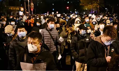 மக்கள் போராட்டம் எதிரொலி - ஊரடங்கை தளர்த்தியது சீன அரசு