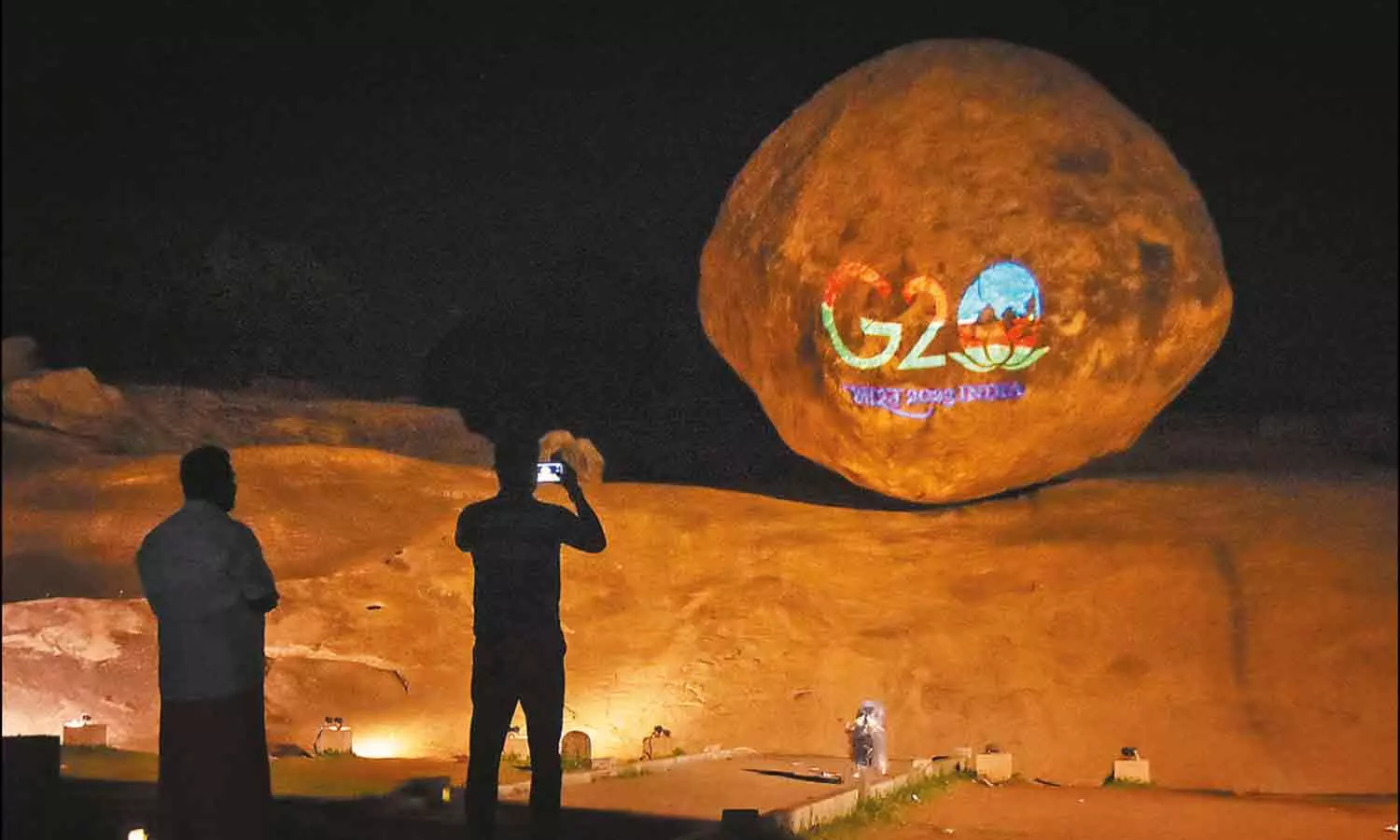 லேசர் ஒளி வெளிச்சத்தில் மிளிரும் மாமல்லபுரம் வெண்ணை உருண்டை கல் லேசர் ஒளி வெளிச்சத்தில் மிளிரும் மாமல்லபுரம் வெண்ணை உருண்டை கல்