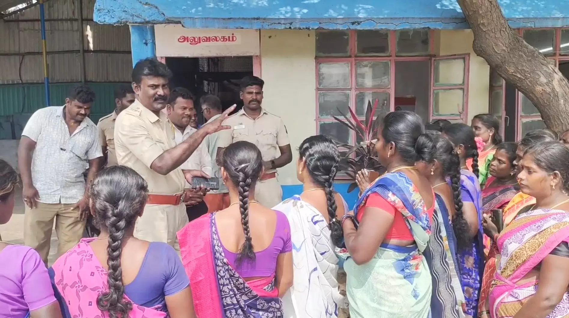 கருவேப்புலாம்பட்டி கிராமத்திற்கு தினசரி பஸ் சேவை - அதிகாரிகள் உறுதி கருவேப்புலாம்பட்டி கிராமத்திற்கு தினசரி பஸ் சேவை - அதிகாரிகள் உறுதி