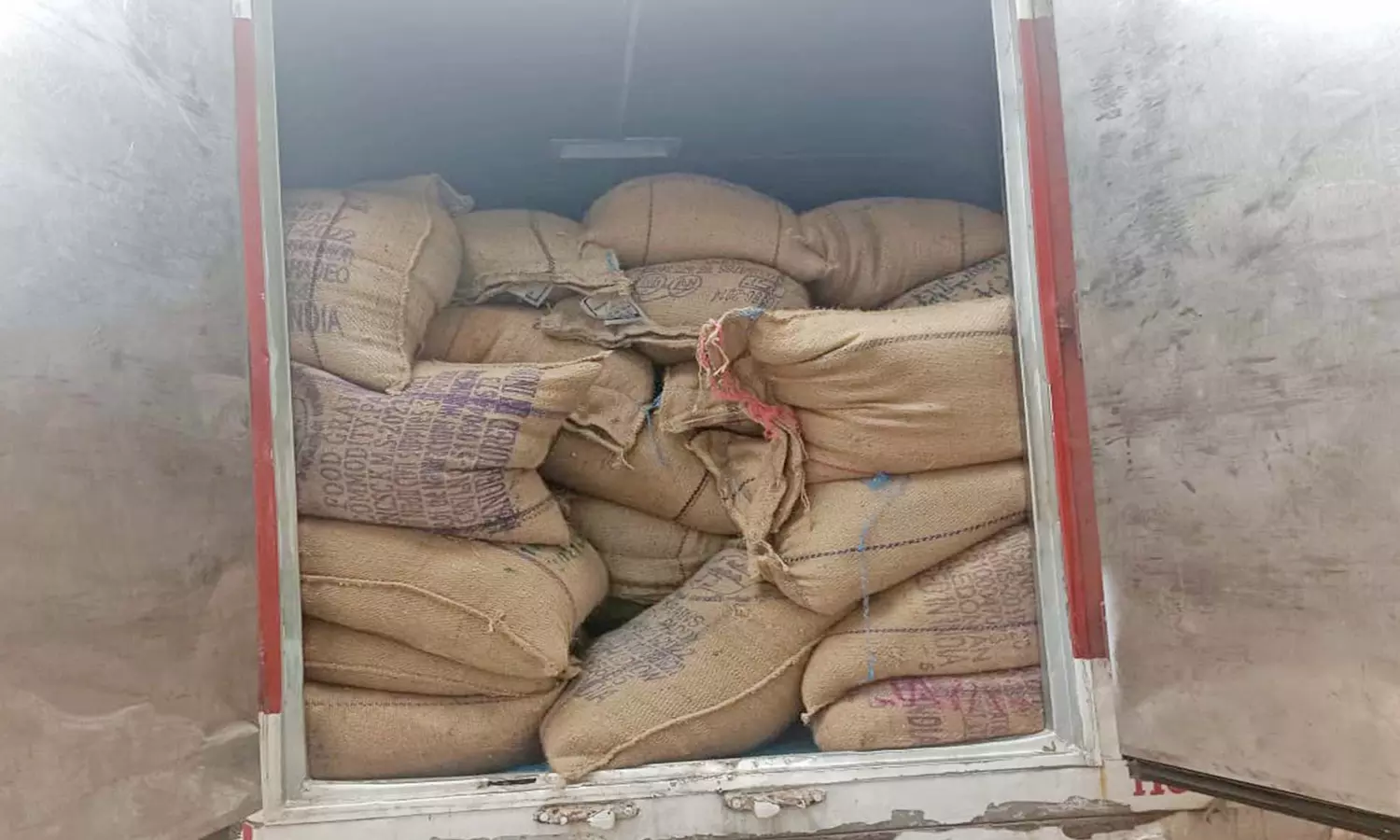 புலியூர்குறிச்சி அருகே கேரளாவிற்கு கடத்த முயன்ற 9 டன் ரேசன் அரிசி பறிமுதல்