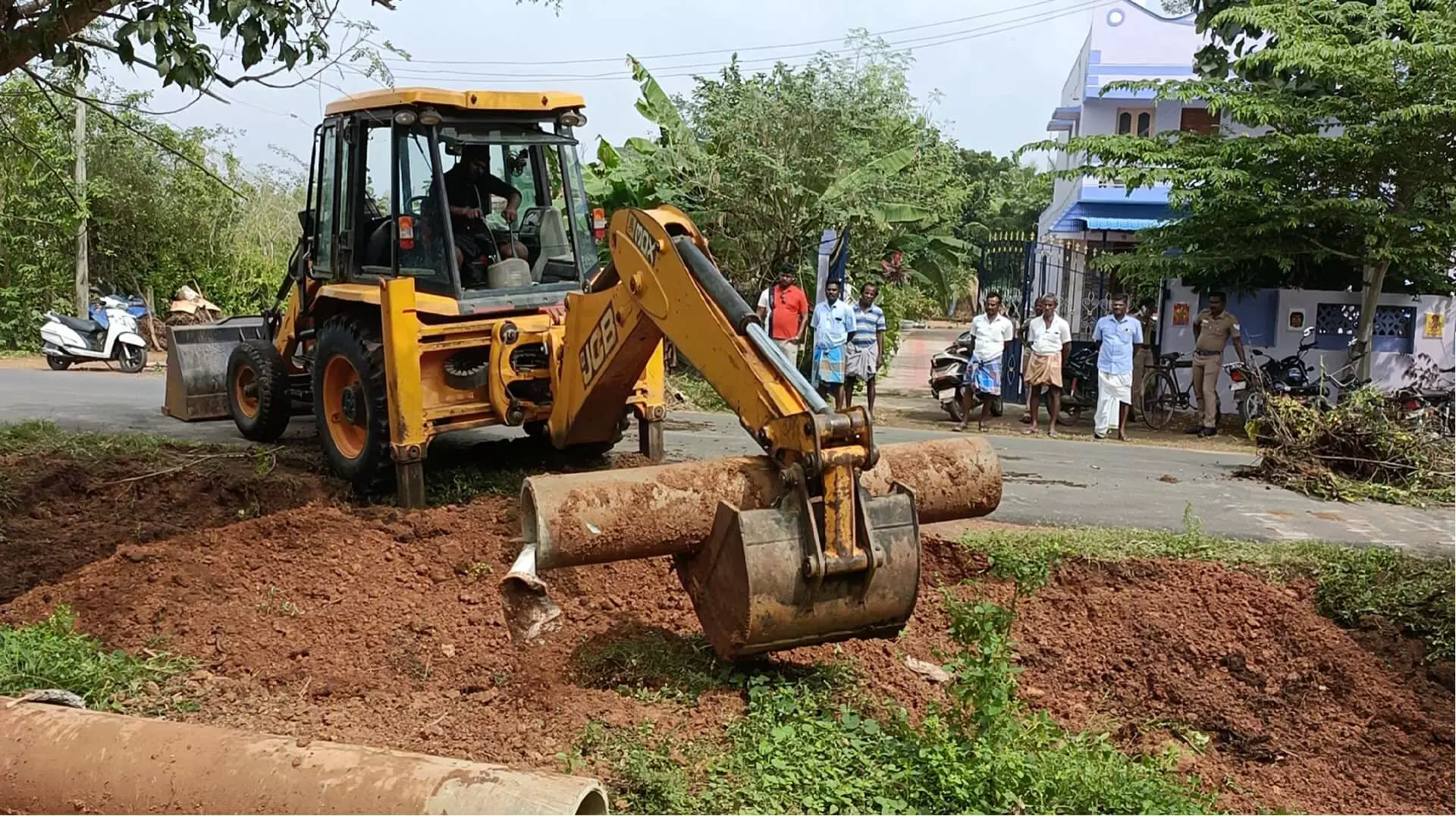 ஆலங்குடியில் தனிநபர் ஆக்கிரமிப்பு அகற்றம் ஆலங்குடியில் தனிநபர் ஆக்கிரமிப்பு அகற்றம்