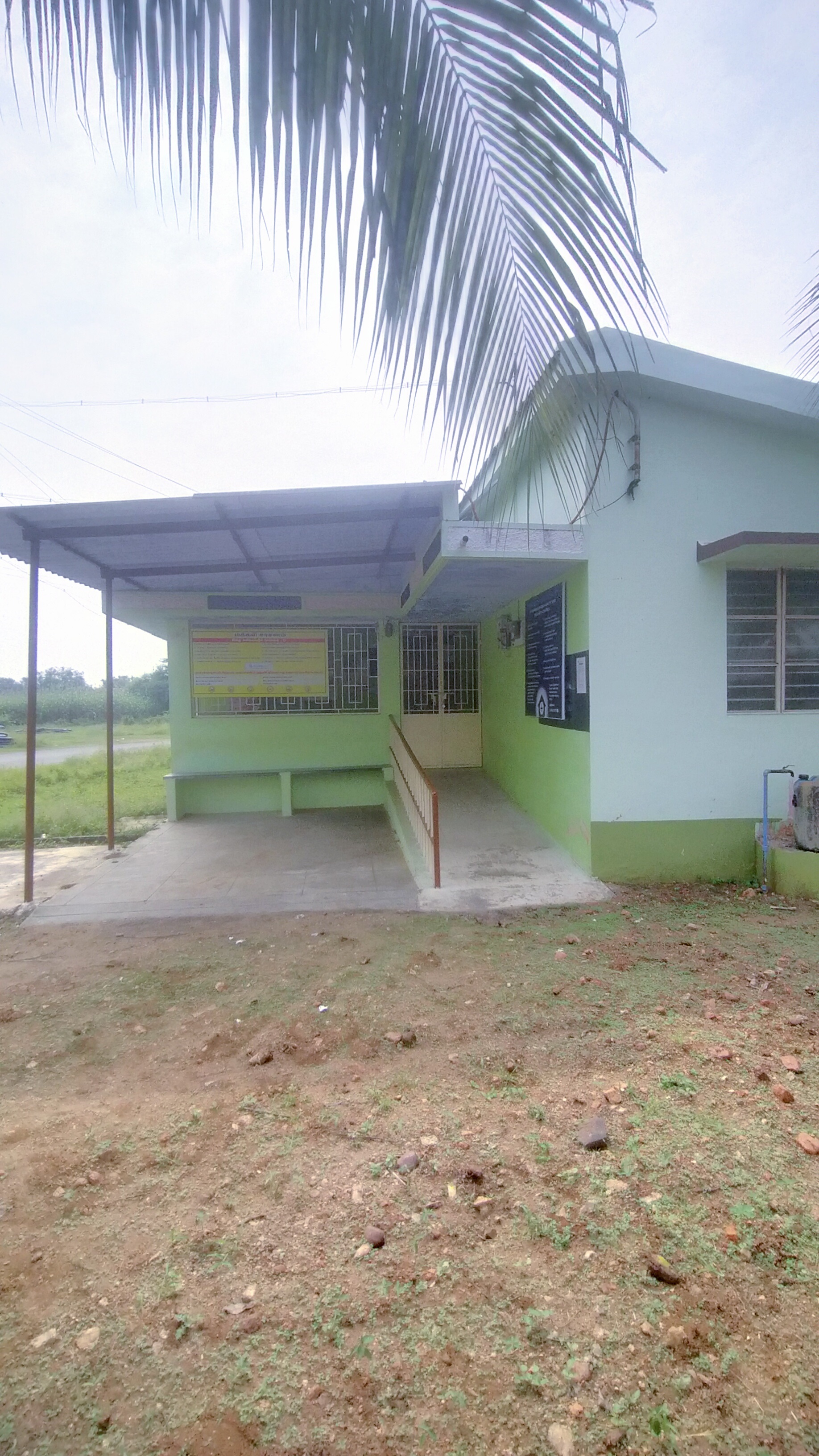 செயல்படாமல் கிடக்கும் அக்கரை செங்கப்பள்ளி அரசு துணை சுகாதார நிலையம்