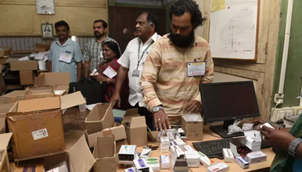 மருந்தாளுநர் பணியிடங்களை நிரப்ப கோரி கோரிக்கை அட்டை அணிந்து போராட்டம் மருந்தாளுநர் பணியிடங்களை நிரப்ப கோரி கோரிக்கை அட்டை அணிந்து போராட்டம்