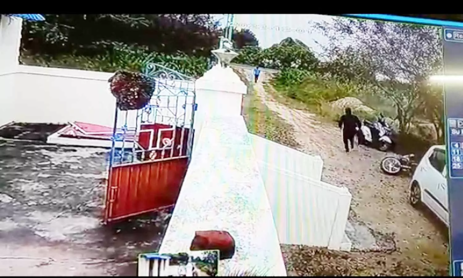 தேவாலயம் முன்பு நிறுத்தியிருந்த பைக்கை திருட முயன்ற கும்பல் தேவாலயம் முன்பு நிறுத்தியிருந்த பைக்கை திருட முயன்ற கும்பல்