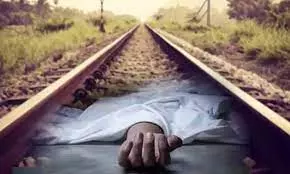 தண்டவாளம் அருகே வாலிபர் பிணம் தண்டவாளம் அருகே வாலிபர் பிணம்