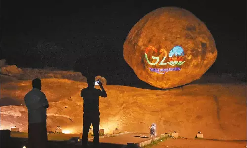 லேசர் ஒளி வெளிச்சத்தில் மிளிரும் மாமல்லபுரம் வெண்ணை உருண்டை கல்