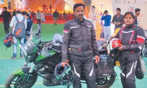 காசி தமிழ் சங்கமத்தில் பங்கேற்க 1,857 கி.மீ. தூரம் மோட்டார் சைக்கிளில் சென்ற தமிழக தம்பதி