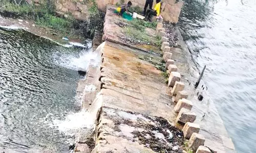 நிரம்பி மறுகால் பாயும் நிலையூர் கண்மாய்