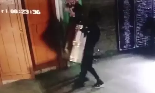 ஆம்பூர் அருகே கோவில் உண்டியலை தூக்கி சென்ற கொள்ளையர்கள்