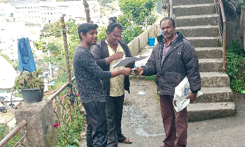 வீடுகளுக்கே சென்று வரி வசூல் செய்யும் நகராட்சி ஊழியர்கள்