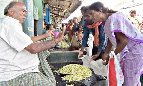 கடும் பனியால் வரத்து குறைந்தது- மதுரையில் மல்லிகை பூக்கள் ரூ.2 ஆயிரத்துக்கு விற்பனை