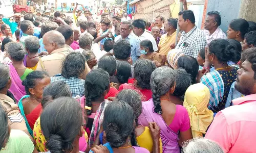 கோவிலுக்கு சீல் வைக்க சென்ற தாசில்தாரை முற்றுகையிட்ட பெண்கள்