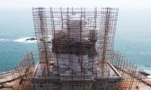 கன்னியாகுமரியில் வெள்ளை நிறத்தில் மாறிய திருவள்ளுவர் சிலை