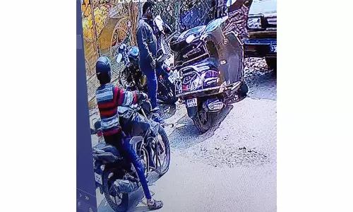 ஓசூர் அருகே கர்நாடக எல்லைப்பகுதியில்  இருசக்கரவாகனத்தில் வைத்திருந்த பணத்தை திருடிய மர்ம நபர்கள்  -சி.சி.டி.வி. பதிவுகளை கொண்டு போலீசார் விசாரணை