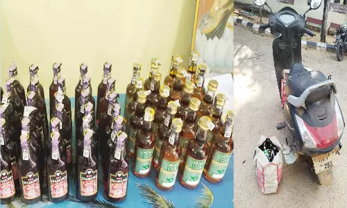 இரணியல் அருகே இருசக்கர வாகனத்தில் கடத்திய மது பாட்டில்கள் பறிமுதல்