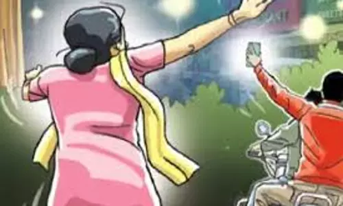 கடலூர் அருகே   ஆசிரியையிடம் செல்போன் பறிப்பு