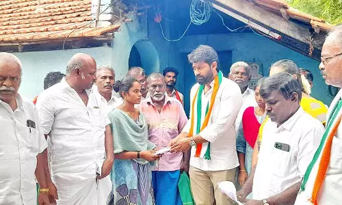 சிவகளை குளத்தில் மூழ்கி பலியான இளம்பெண் குடும்பத்திற்கு நிதி உதவி - ஊர்வசி அமிர்தராஜ் எம்.எல்.ஏ. வழங்கினார்