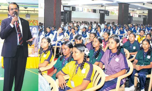 மாணவர்களுடன் மயில்சாமி அண்ணாதுரை கலந்துரையாடல்