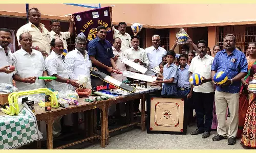 பள்ளி மாணவர்களுக்கு விளையாட்டு உபகரணங்கள்