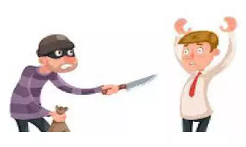 உக்கடத்தில் டாஸ்மாக் கடை ஊழியரிடம் கத்தியை காட்டி மிரட்டி வழிப்பறி