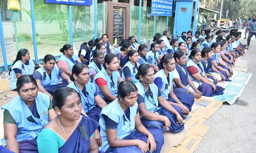 ஈரோடு அரசு ஆஸ்பத்திரியில் 4-வது நாளாக தொடரும் ஒப்பந்த ஊழியர்கள் போராட்டம்