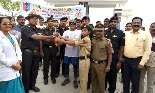 என்.சி.சி. 75-வது ஆண்டு தொடக்க விழாவையொட்டி  ஒற்றுமை சுடர் ஏந்தி வந்த தேசிய மாணவர்படை குழுவினர்