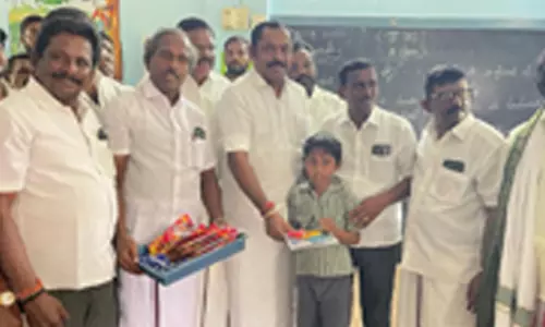 மாணவ, மாணவிகளுக்கு கல்வி உபகரணங்கள் வழங்கும் நிகழ்ச்சி