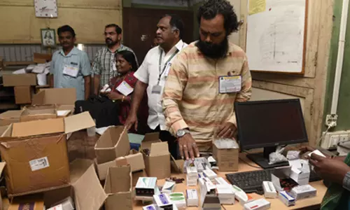மருந்தாளுநர் பணியிடங்களை நிரப்ப கோரி கோரிக்கை அட்டை அணிந்து போராட்டம்
