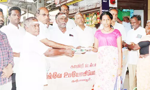 தஞ்சை ரெயில் நிலையத்தின் 162-வது ஆண்டு தொடக்க விழா; இனிப்பு வழங்கி கொண்டாட்டம்