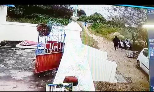 தேவாலயம் முன்பு நிறுத்தியிருந்த பைக்கை திருட முயன்ற கும்பல்