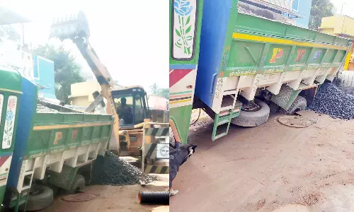 வேலூர் ஓட்டேரியில் பாதாள சாக்கடை பள்ளத்தில் லாரி சிக்கியது