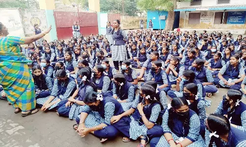 வேலூரில் பள்ளி மாணவிகள் உள்ளிருப்பு போராட்டம்