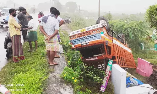 சாலையோர பள்ளத்தில் லாரி கவிழ்ந்து விபத்து