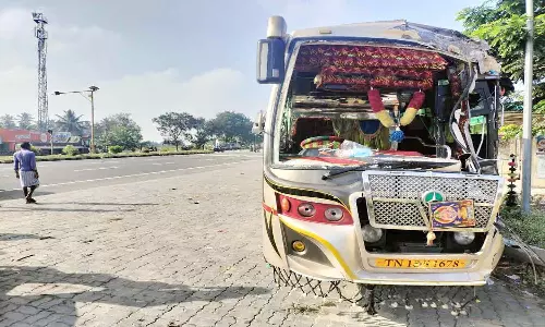 வேன்- கன்டெய்னர் லாரி மோதல்