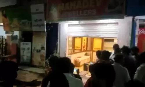 ஐதராபாத்தில் துப்பாக்கி சூடு நடத்தி நகைக் கடையில் கொள்ளை: 4 பேர் கும்பல் அட்டூழியம்