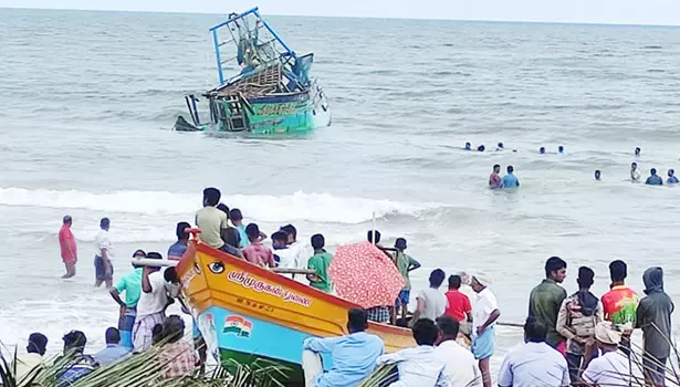 கடல் சீற்றத்தில் சிக்கி விசை படகு மூழ்கியது- கடலில் குதித்து மீனவர்கள் உயிர் தப்பினர் கடல் சீற்றத்தில் சிக்கி விசை படகு மூழ்கியது- கடலில் குதித்து மீனவர்கள் உயிர் தப்பினர்