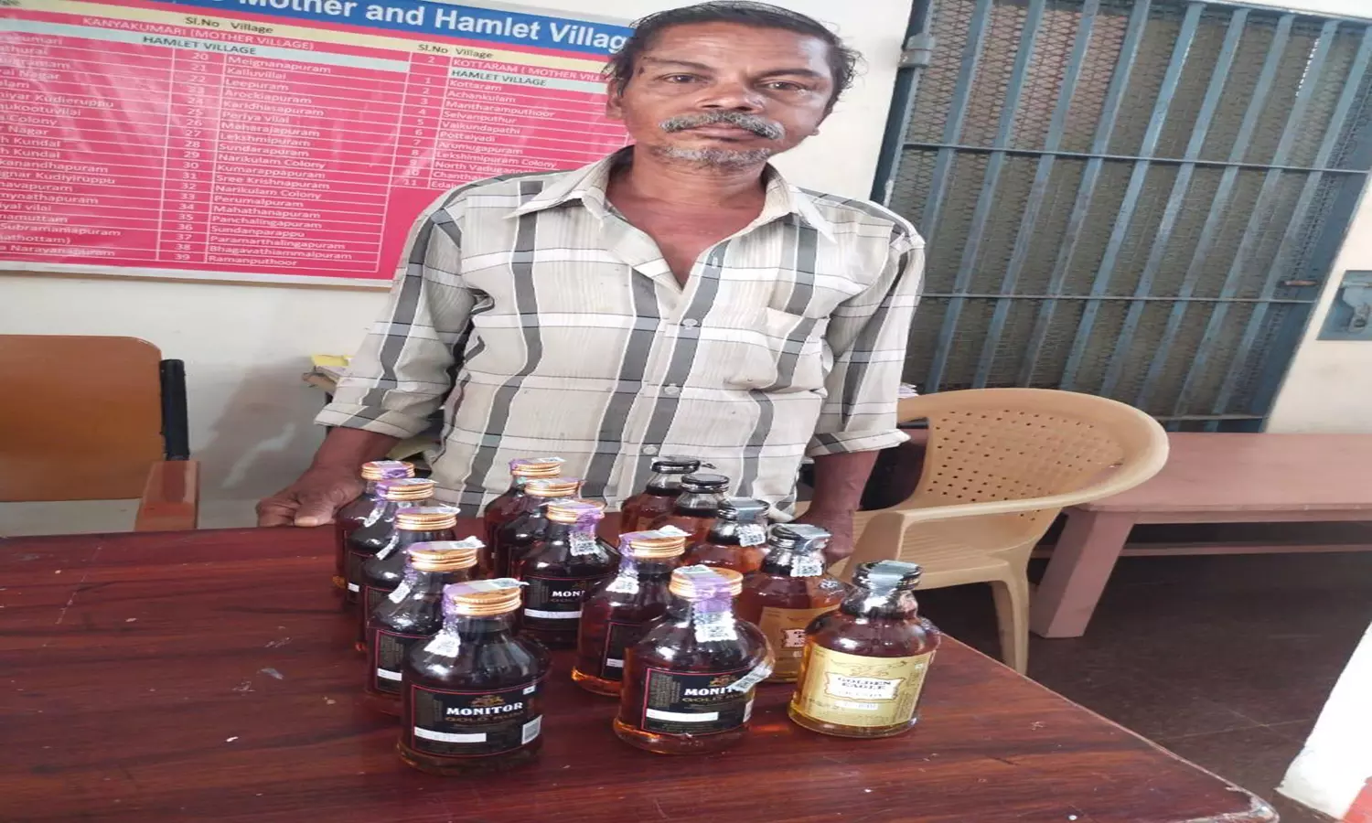 கொட்டாரத்தில் டாஸ்மாக் மது கடை அருகே மது பாட்டில்களை பதுக்கி வைத்து விற்பனை செய்த தொழிலாளி கைது