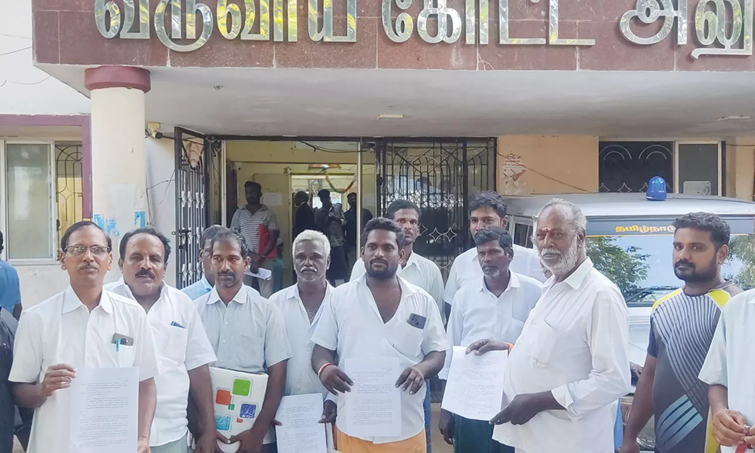பொன்னேரி அருகே கோவிலுக்கு சொந்தமான இடத்தில் அரசு கட்டிடம் கட்ட பொதுமக்கள் எதிர்ப்பு