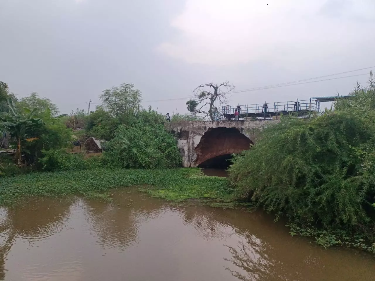 பழைமைவாய்ந்த கும்பக்குழி பாலம் இடிந்து சேதம்