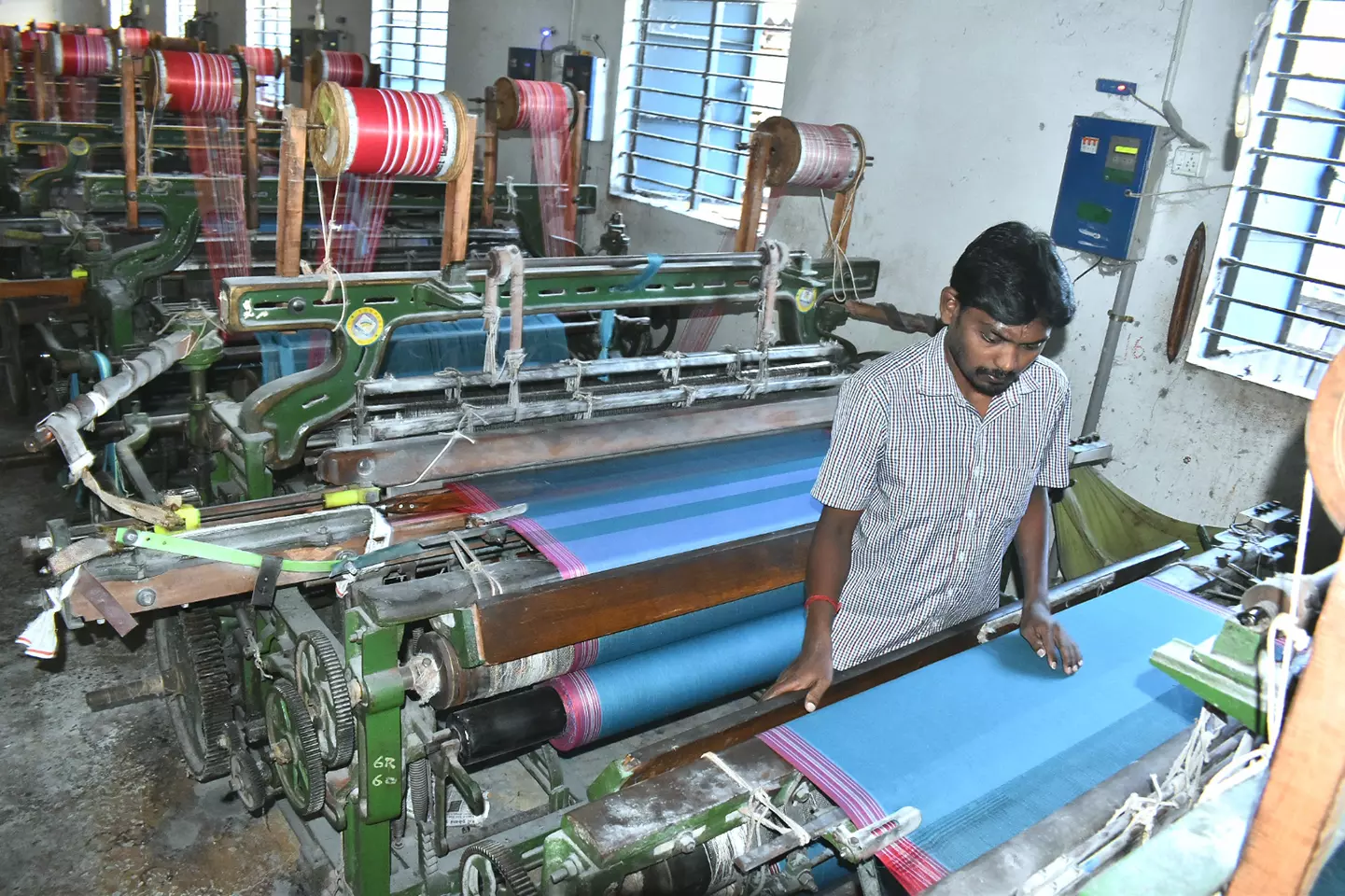 இலவச வேட்டி-சேலை உற்பத்திக்கு 25 சதவீத கூலியை உயர்த்தி வழங்க வேண்டும் இலவச வேட்டி-சேலை உற்பத்திக்கு 25 சதவீத கூலியை உயர்த்தி வழங்க வேண்டும்