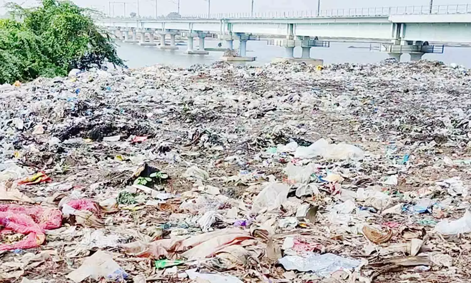 ரெயில்வே பாலம் அருகே குப்பைகள் கொட்டுவதை தடுக்க வேண்டும்