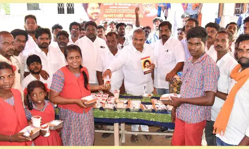 ஆதரவற்றவர்களுக்கு போர்வை-புஸ்ஸி ஆனந்து வழங்கினார்