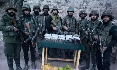 ஜம்மு- காஷ்மீர் எல்லை அருகே பயங்கர ஆயுதங்கள் பறிமுதல்