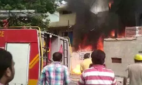 நொய்டாவில் 6 மாடி கட்டிடத்தில் தீ விபத்து- 50 பேர் பத்திரமாக மீட்பு