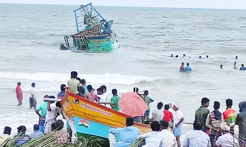 கடல் சீற்றத்தில் சிக்கி விசை படகு மூழ்கியது- கடலில் குதித்து மீனவர்கள் உயிர் தப்பினர்