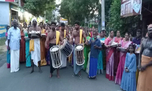அகஸ்தீஸ்வரம் ஸ்ரீமன் நாராயணசுவாமி கோவில் திருக்கல்யாண விழாவிற்கு 91 தட்டில் சீர்வரிசை எடுத்து வந்த பெண்கள்